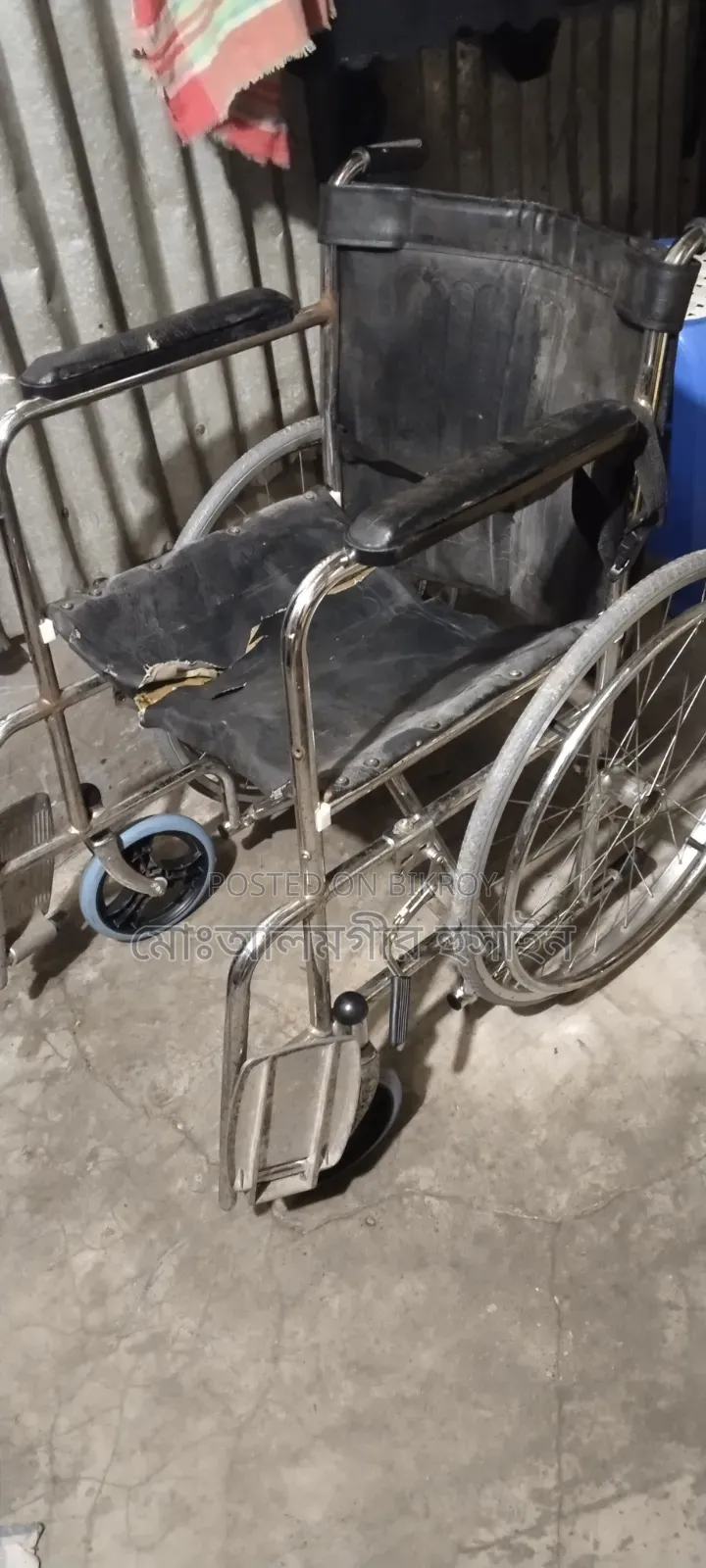 হুইল চেয়ার একদম নতুন শুধু বসার কাপড়টা একটু ছিড়ে গেছে