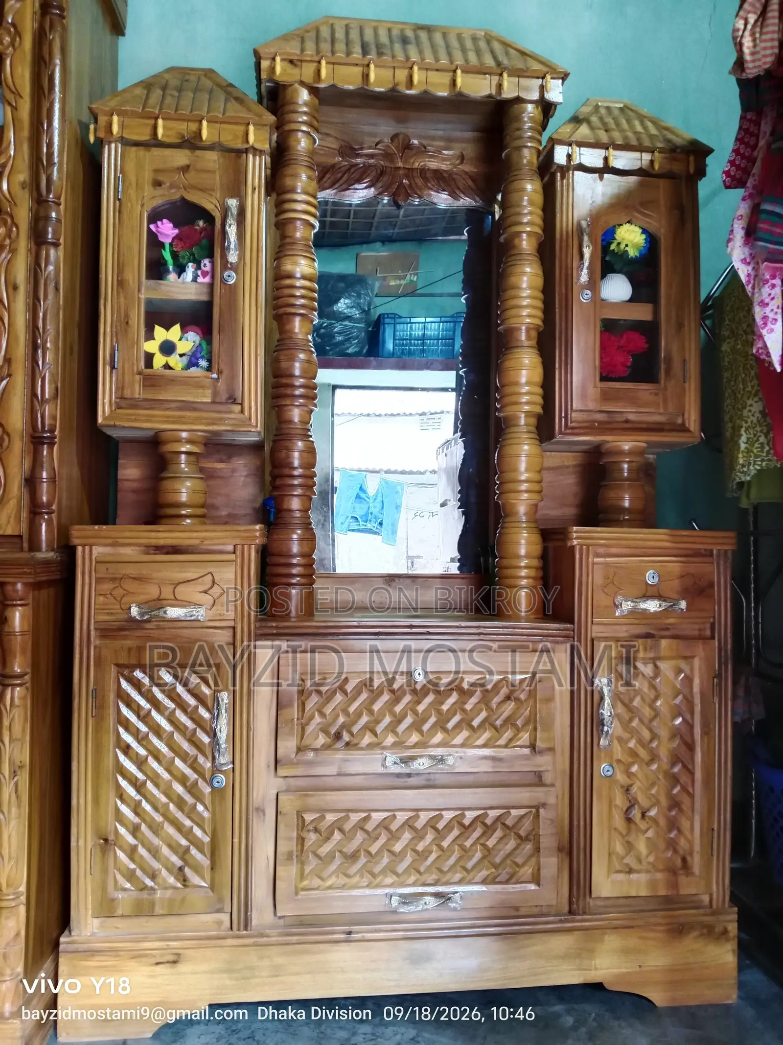 Sturdy Wooden Beautiful Dressing Table for Sale Made of High-Quality Wood