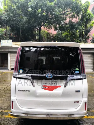 টয়োটা এসকুইয়ার ১.৮ এফডব্লিউডি হাইব্রিড (৭ সিটার) ২০১৭ পার্ল