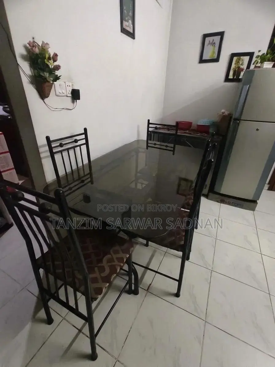 ৪টি চেয়ার সহ স্ট্যান্ডার্ড গ্লাস টপ ডাইনিং টেবিল