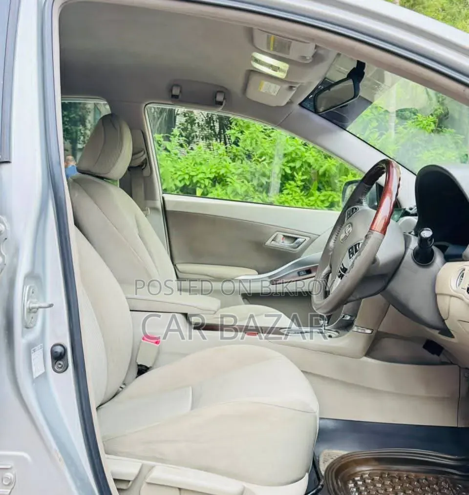 Toyota Premio 1.5 Two-Wheel Drive 2012 Silver