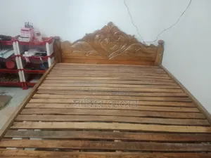 I will sell a wooden bed