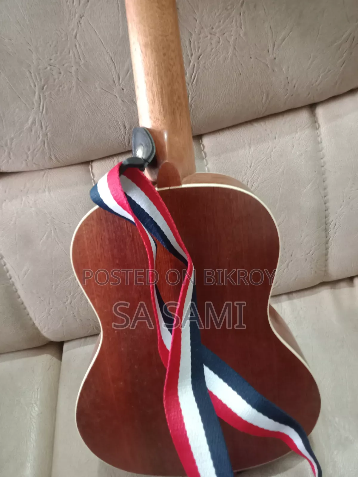 একটি নতুন উকুলেলে বিক্রি হবে।