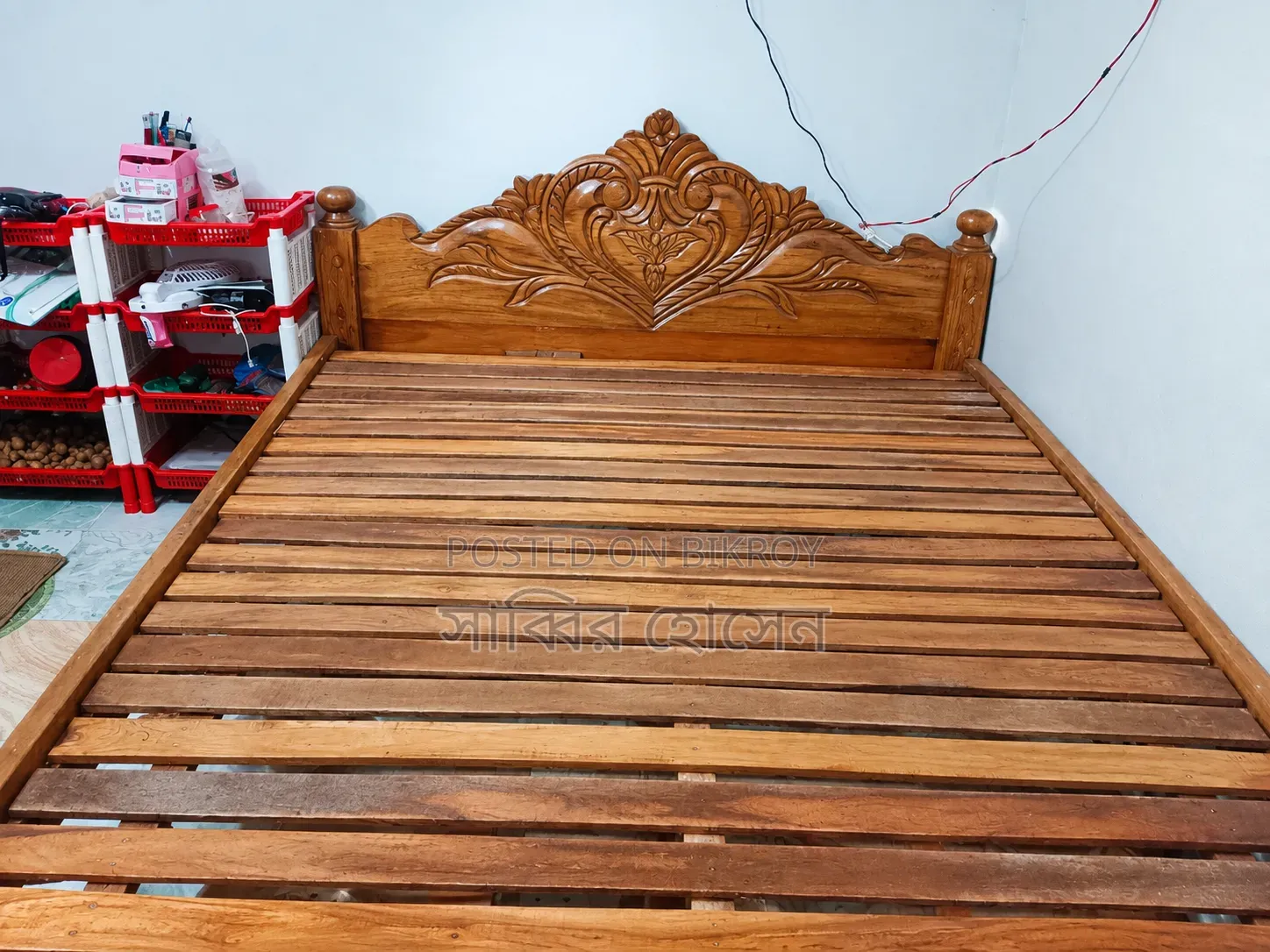 I will sell a wooden bed