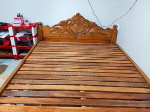 I will sell a wooden bed