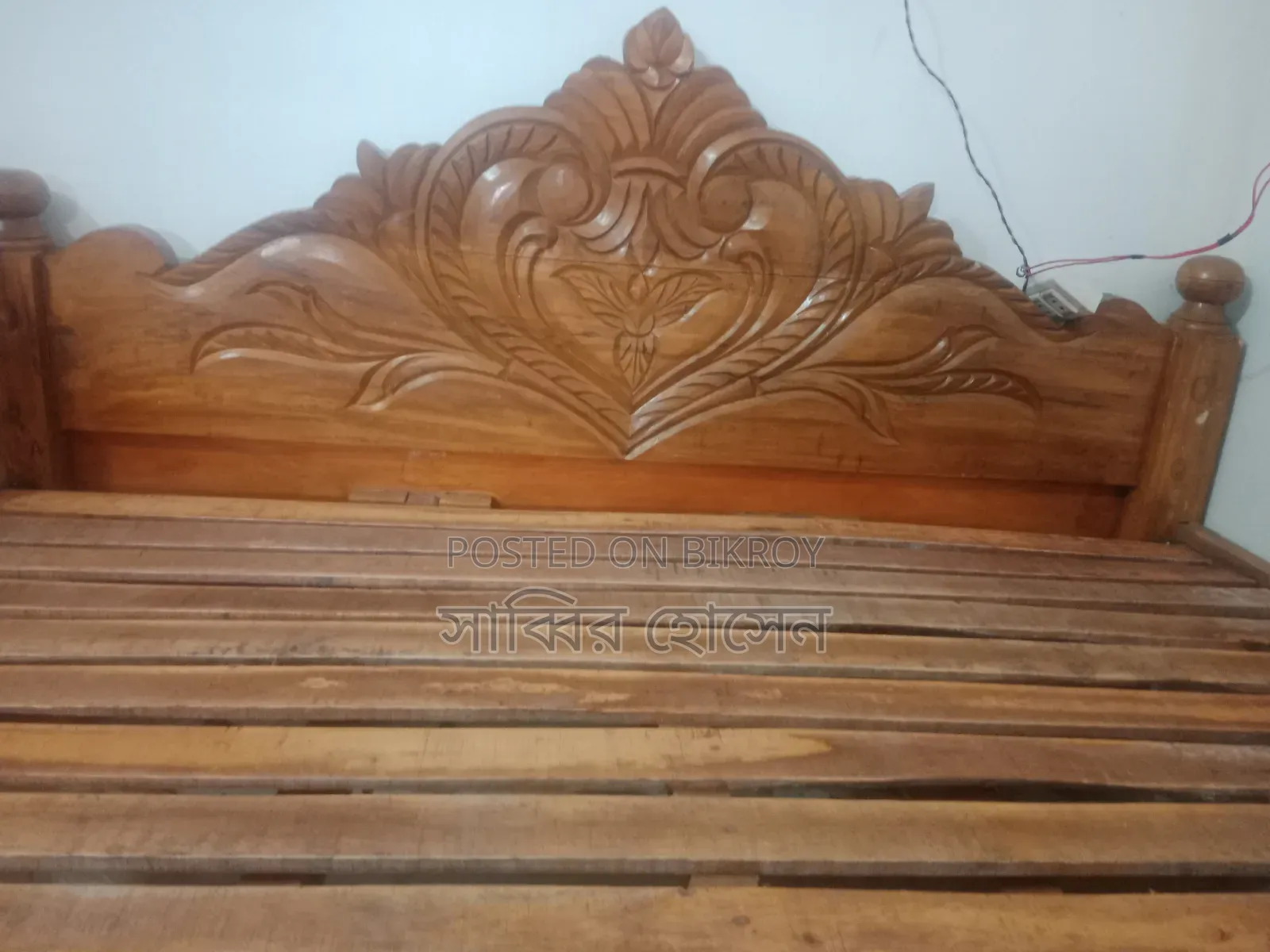 I will sell a wooden bed