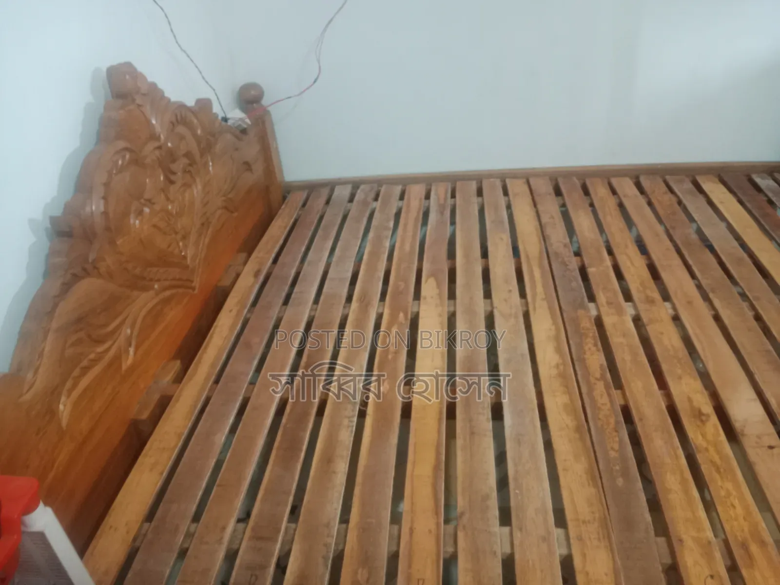 I will sell a wooden bed
