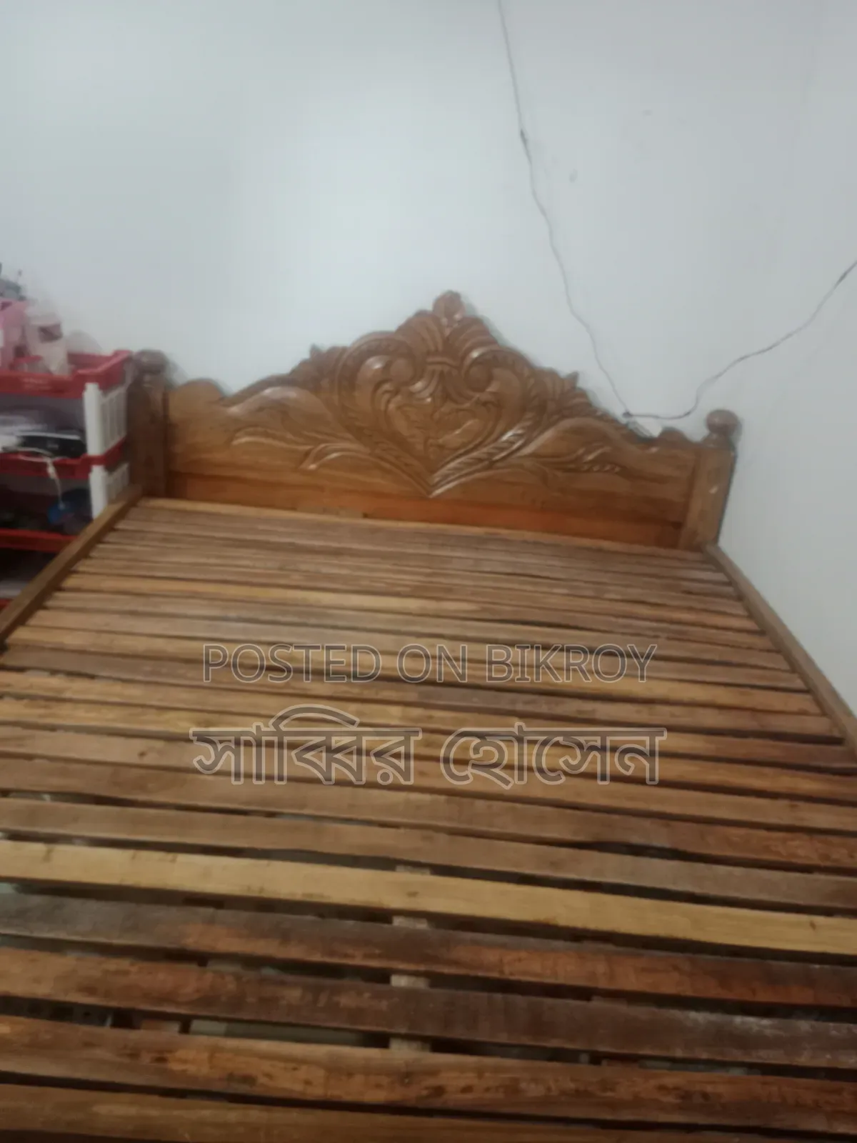 I will sell a wooden bed