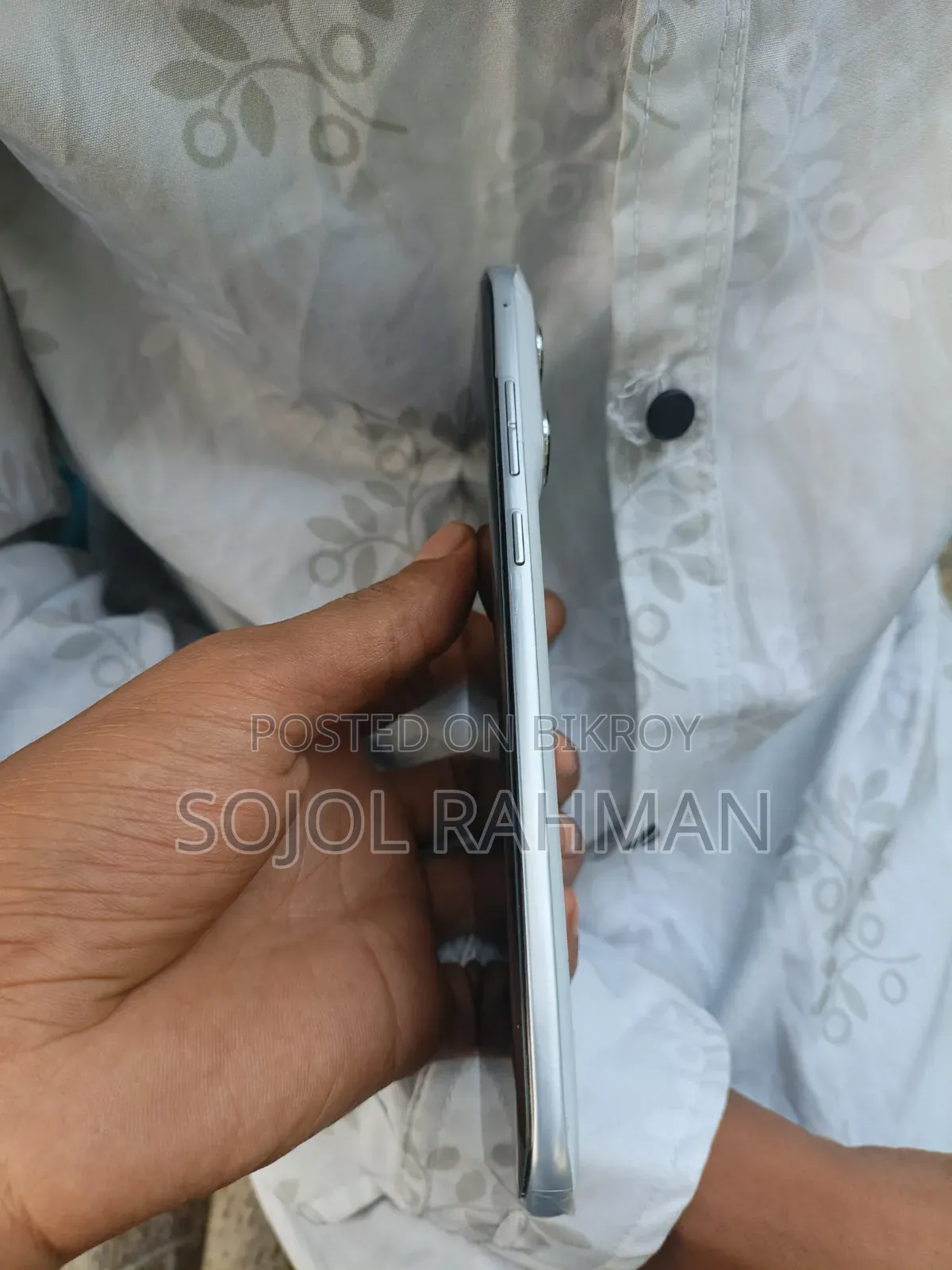 নতুন মোটো চলা এজ ৭০ ফিউশন ১২৮ জিবি সাদা