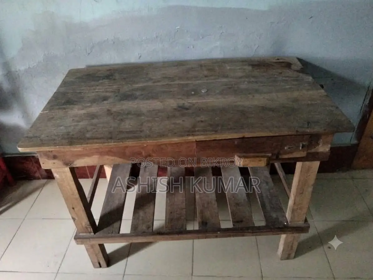 পড়ার টেবিল
