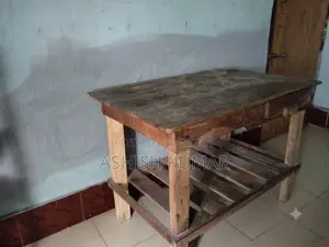 পড়ার টেবিল