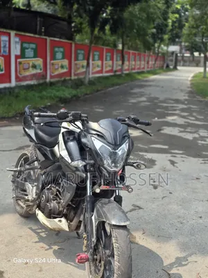 বাজাজ পালসার এনএস ১৬০ ২০১৮ সাদা