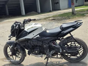 বাজাজ পালসার এনএস ১৬০ ২০১৮ সাদা