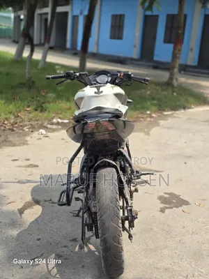 বাজাজ পালসার এনএস ১৬০ ২০১৮ সাদা