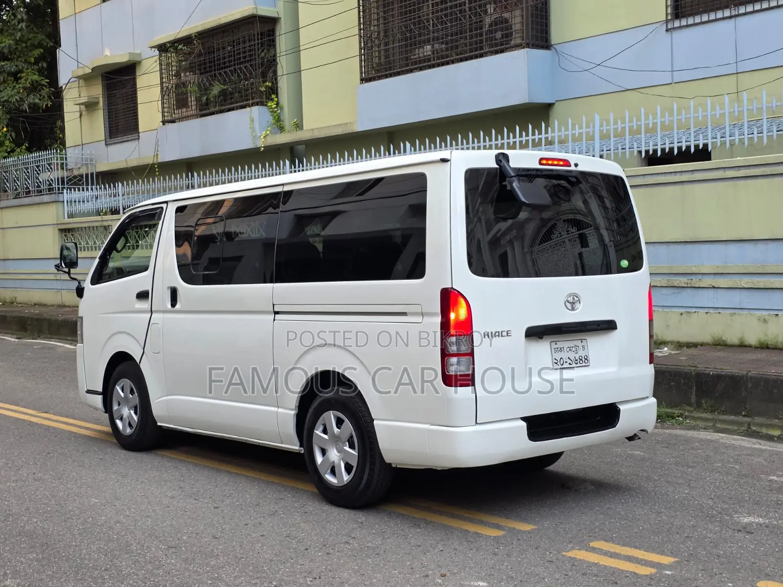 Toyota HiAce 2016 White