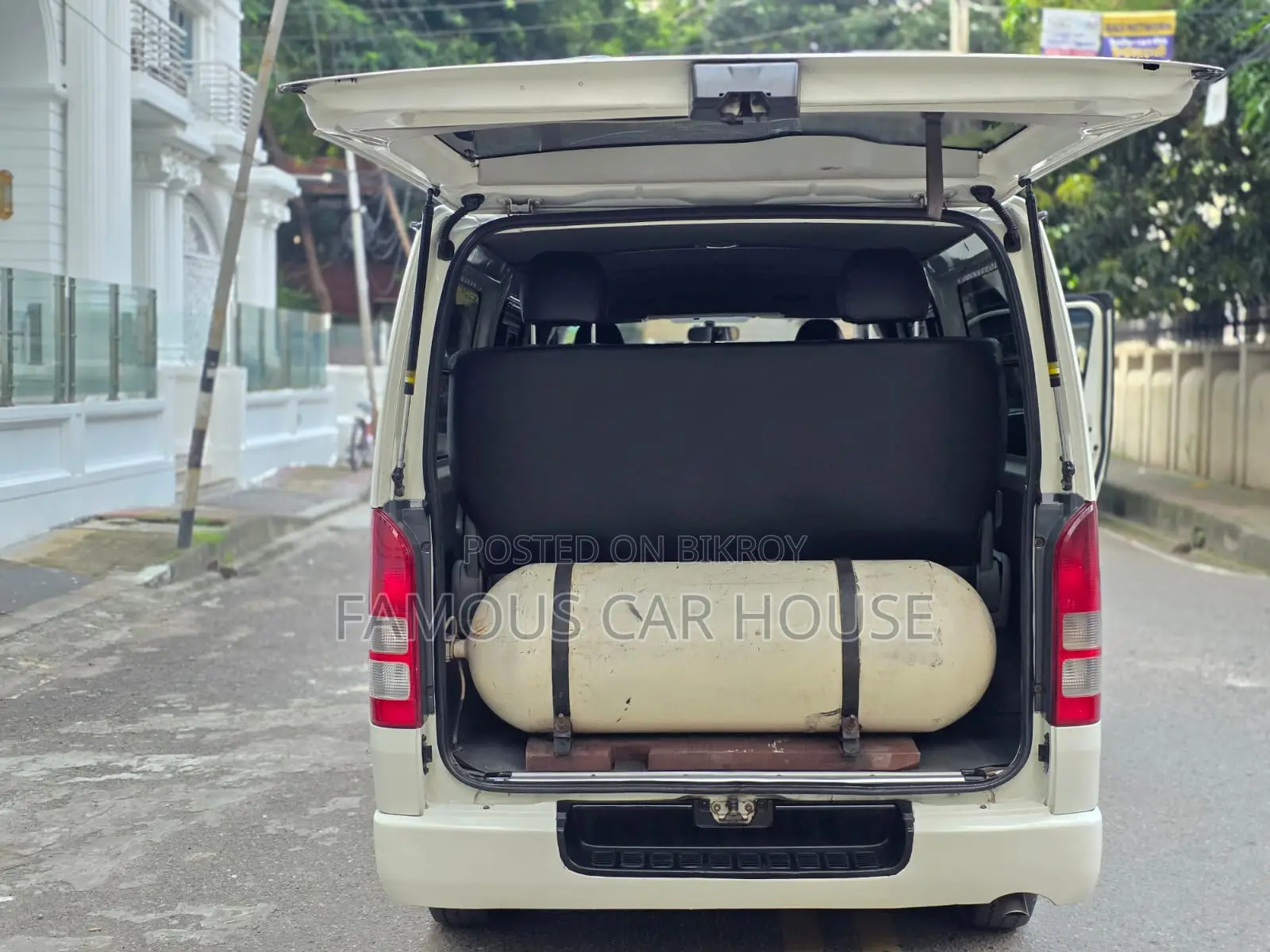 Toyota HiAce 2016 White