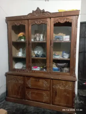 তিন পাল্লার সেগুন কাঠের শো কেস
