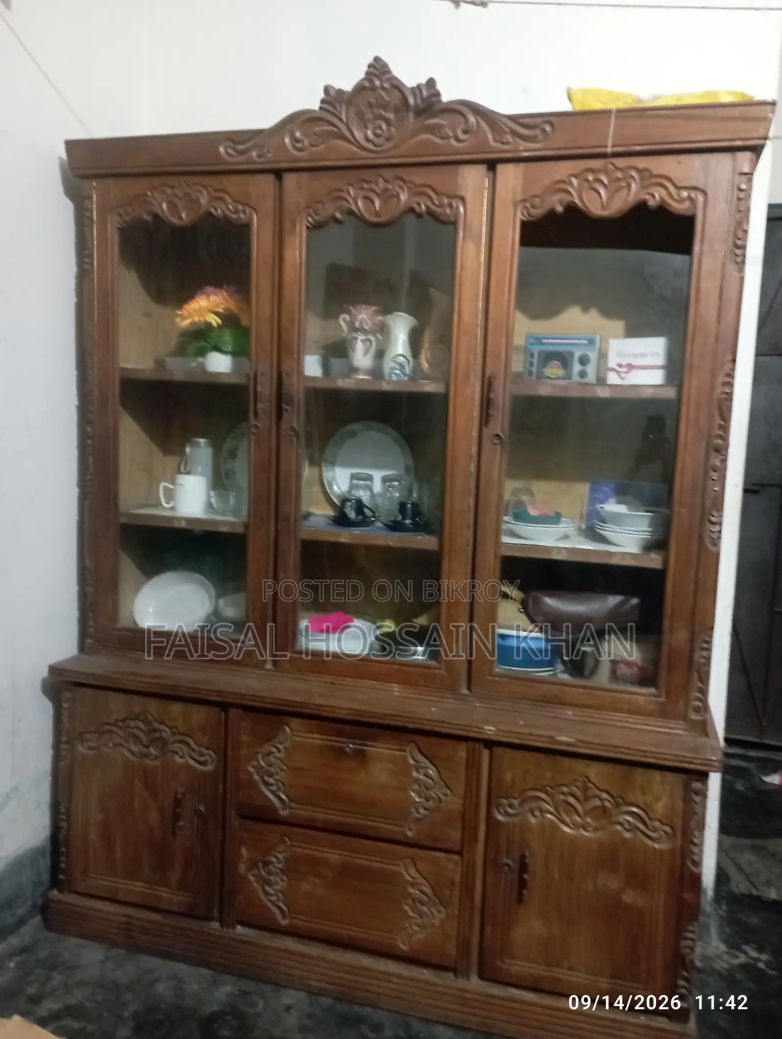 তিন পাল্লার সেগুন কাঠের শো কেস