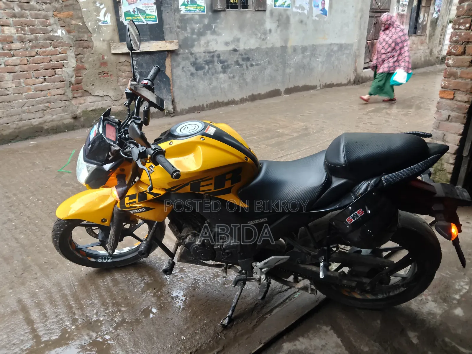 সুজুকি গিক্সার ২০২২ হলুদ