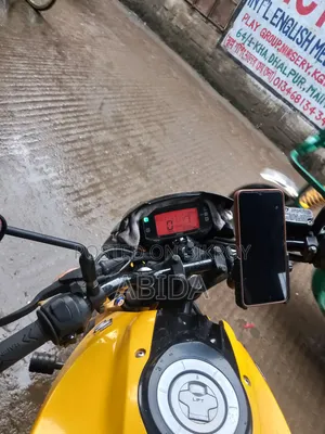 সুজুকি গিক্সার ২০২২ হলুদ