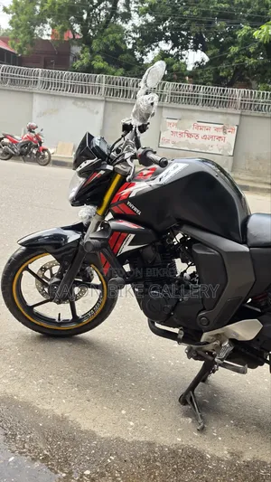 ইয়ামাহা এফজেডএস ভি২ ২০১৭ কালো