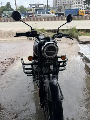 রয়েল এনফিল্ড ক্লাসিক ৩৫০ ২০২৫ ব্ল্যাক
