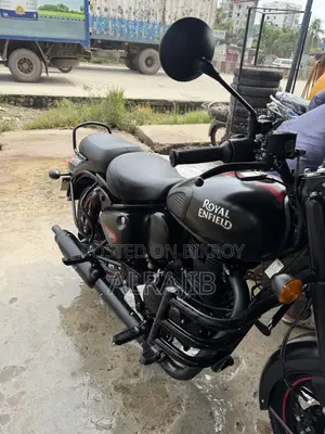 রয়েল এনফিল্ড ক্লাসিক ৩৫০ ২০২৫ ব্ল্যাক