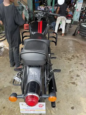 রয়েল এনফিল্ড ক্লাসিক ৩৫০ ২০২৫ ব্ল্যাক