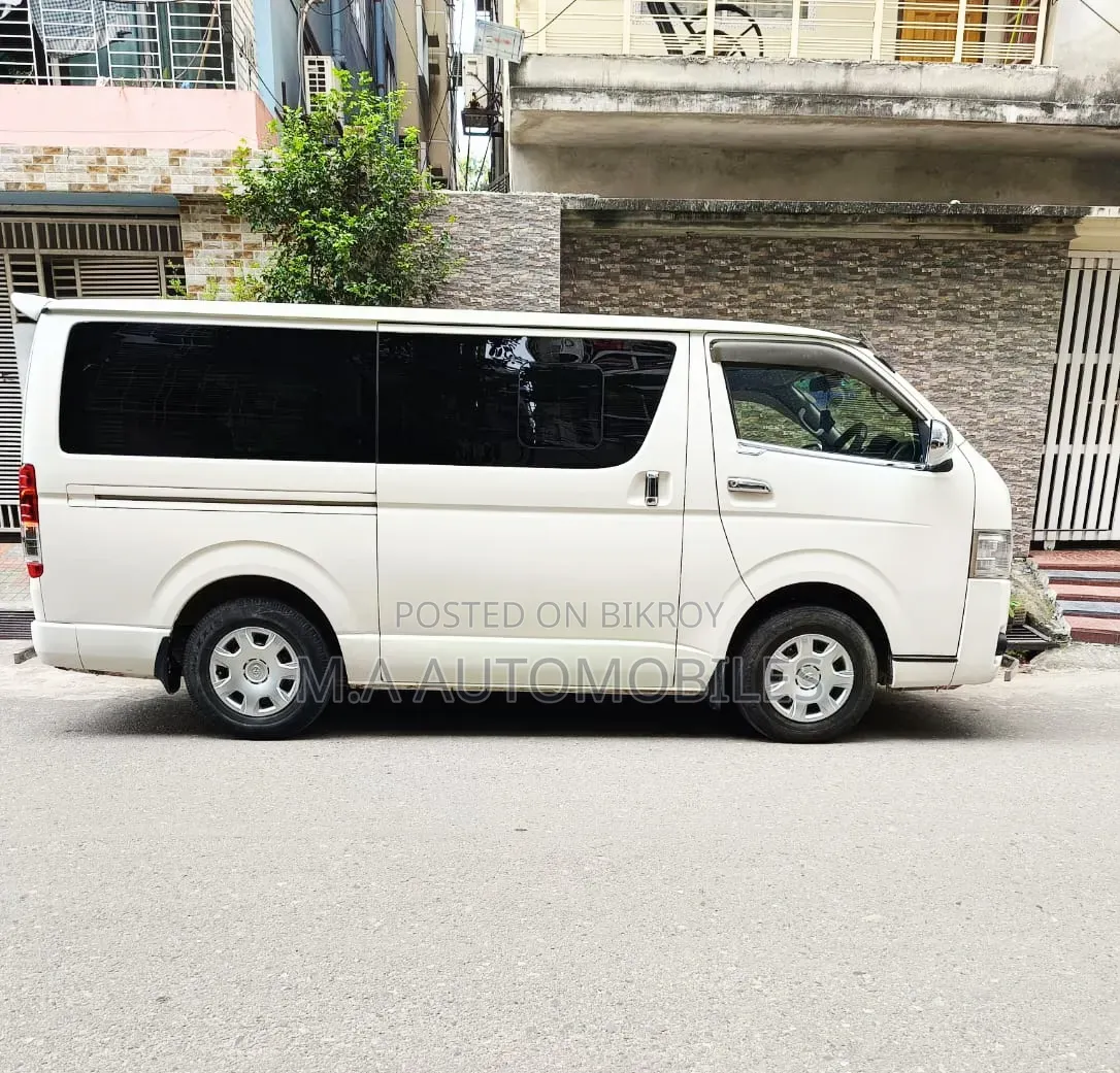 Toyota HiAce 2016 White