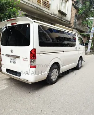 Toyota HiAce 2016 White