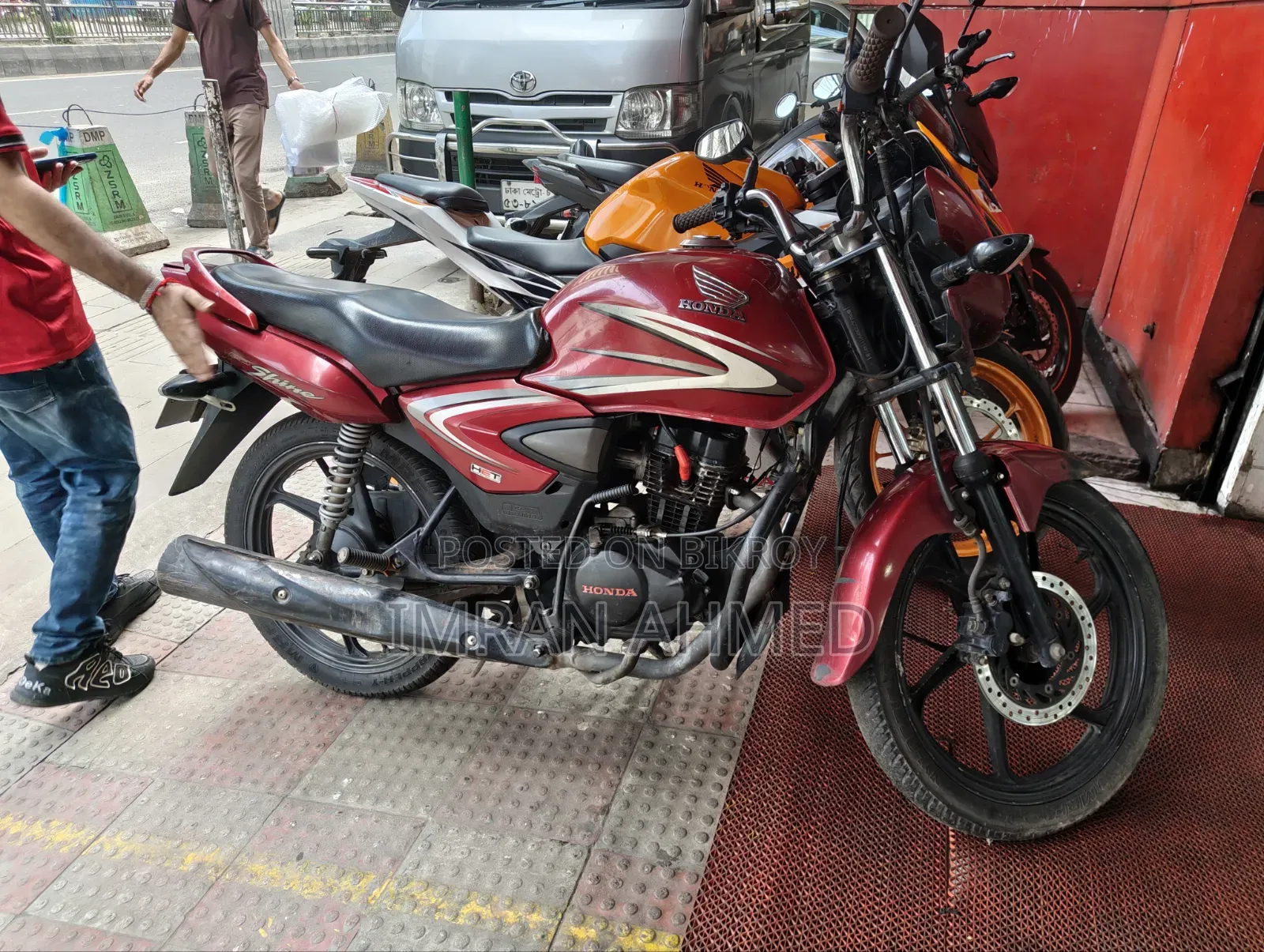 হোন্ডা সিবি ২০১৭ লাল