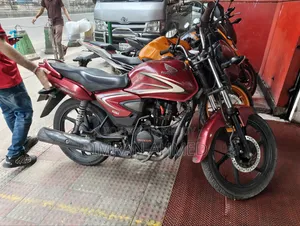 হোন্ডা সিবি ২০১৭ লাল