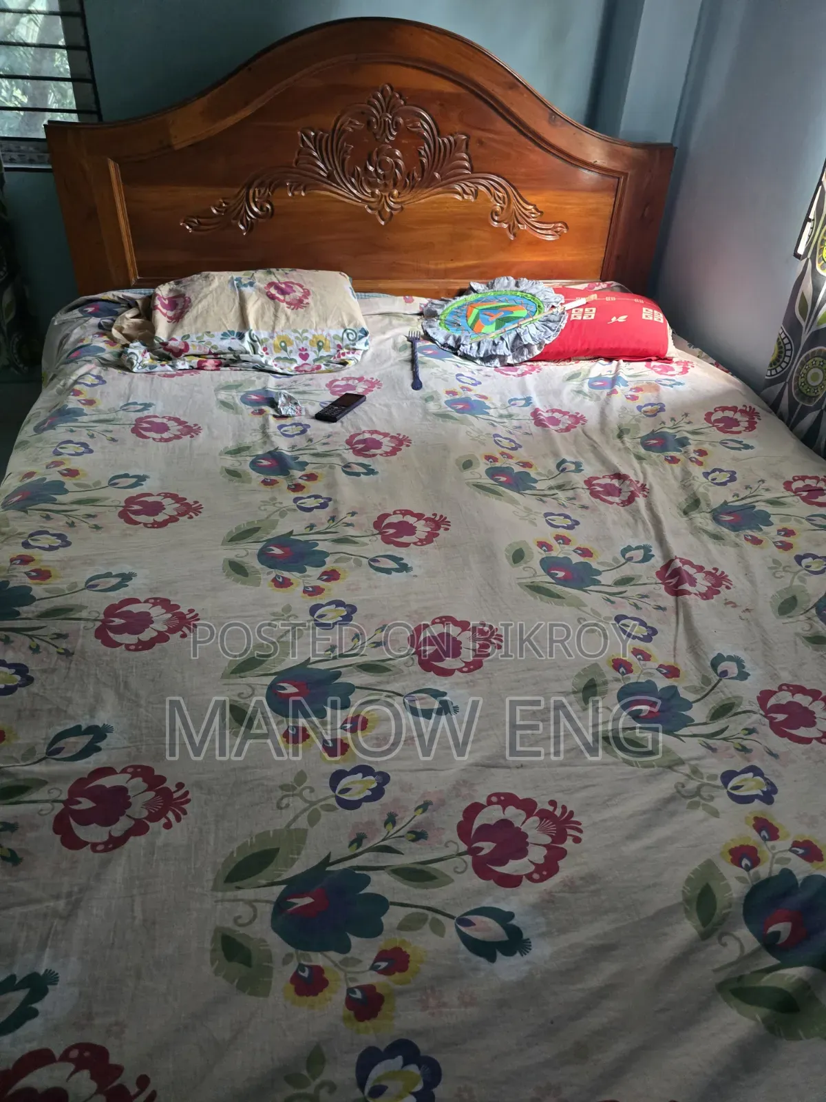 Bed and table for urgent sale