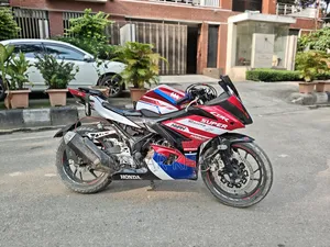 হোন্ডা সিবিআর ২০১৭ রেড