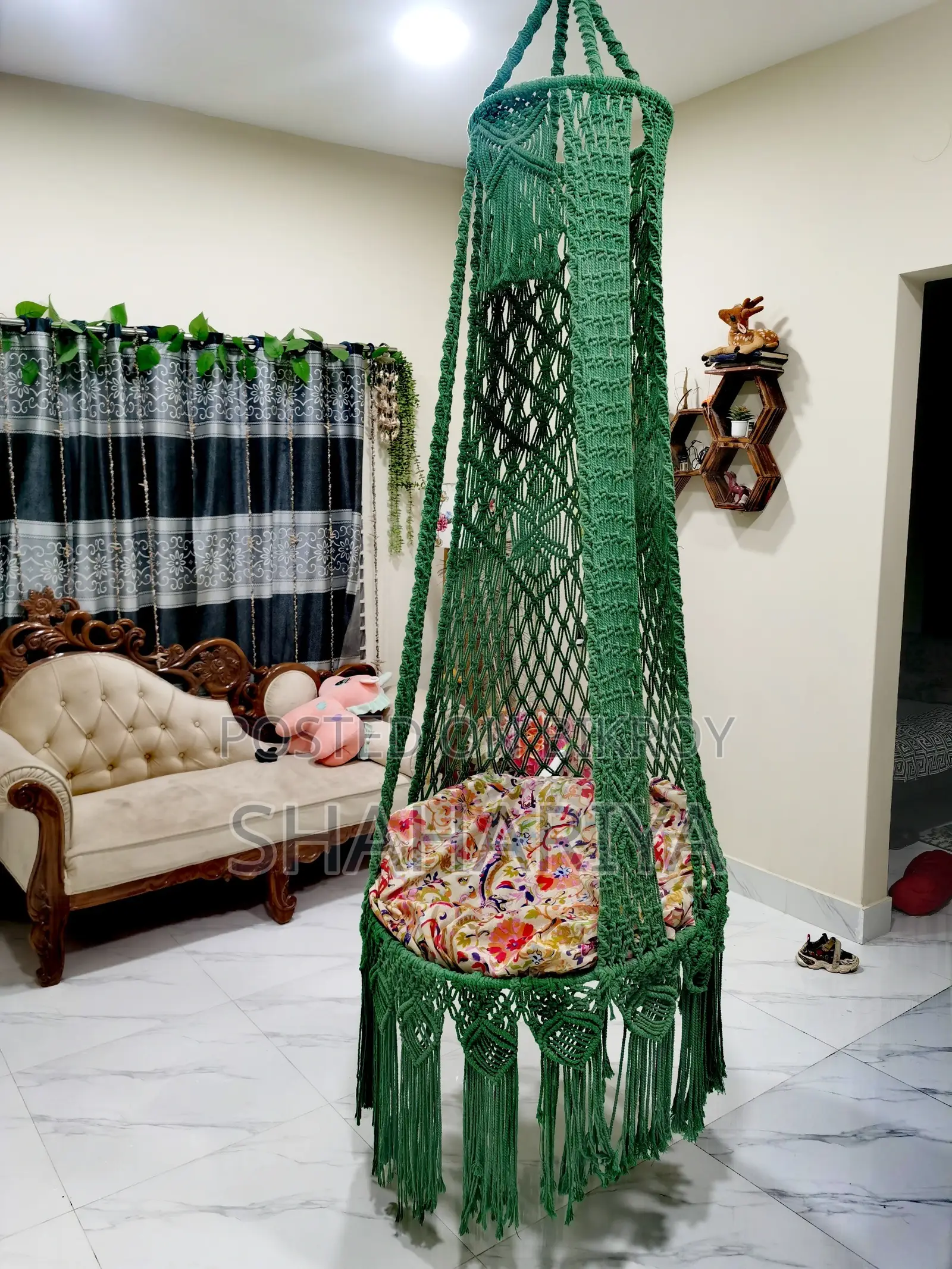 বড় সাইজের একটি দোলনা