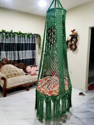 বড় সাইজের একটি দোলনা