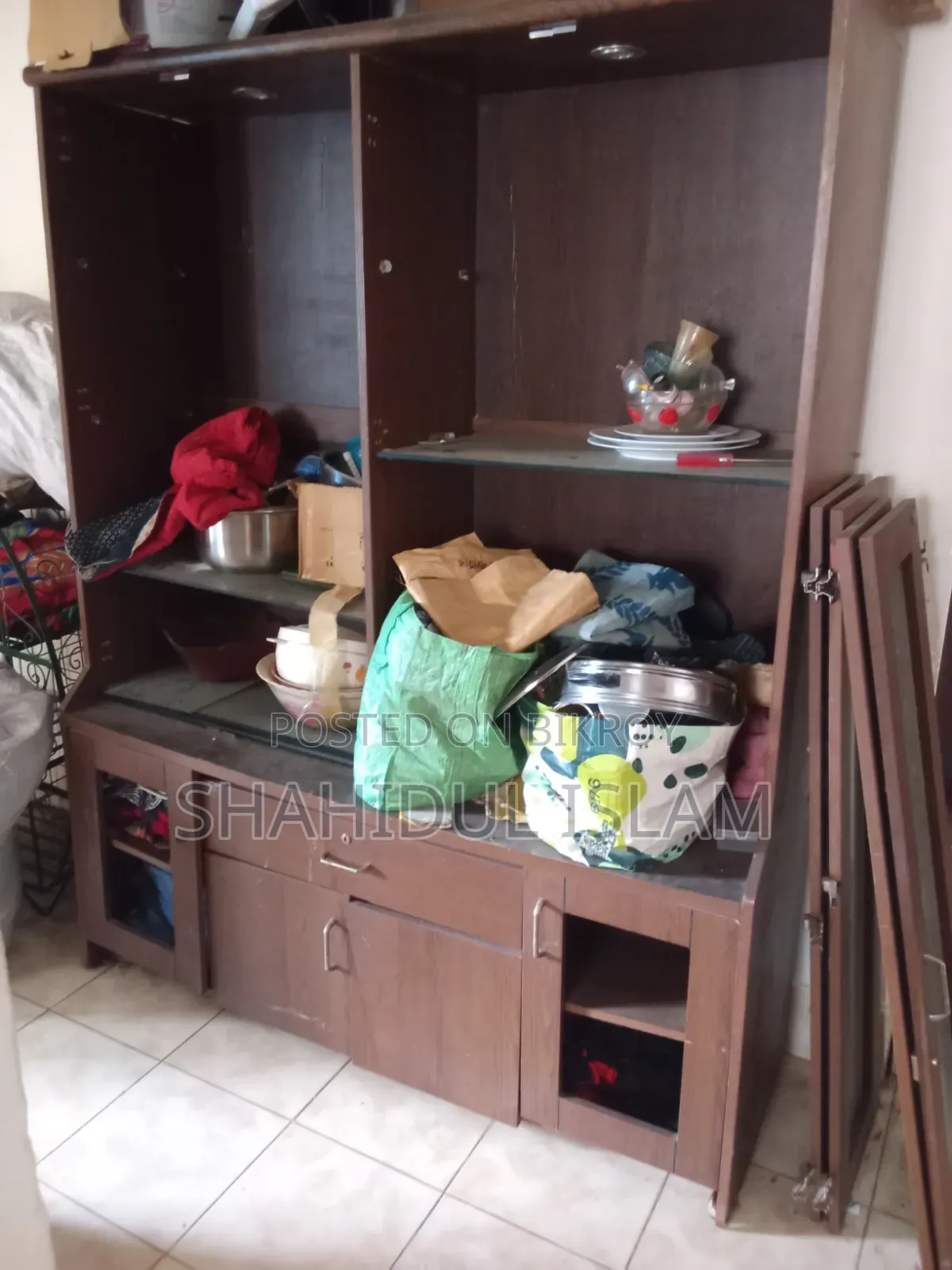 একটি ব্যবহারযোগ্য শোকেস বিক্রয় করা হবে