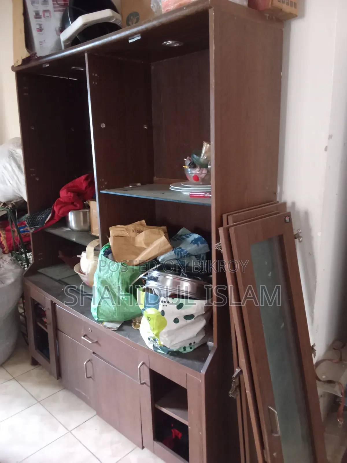 একটি ব্যবহারযোগ্য শোকেস বিক্রয় করা হবে