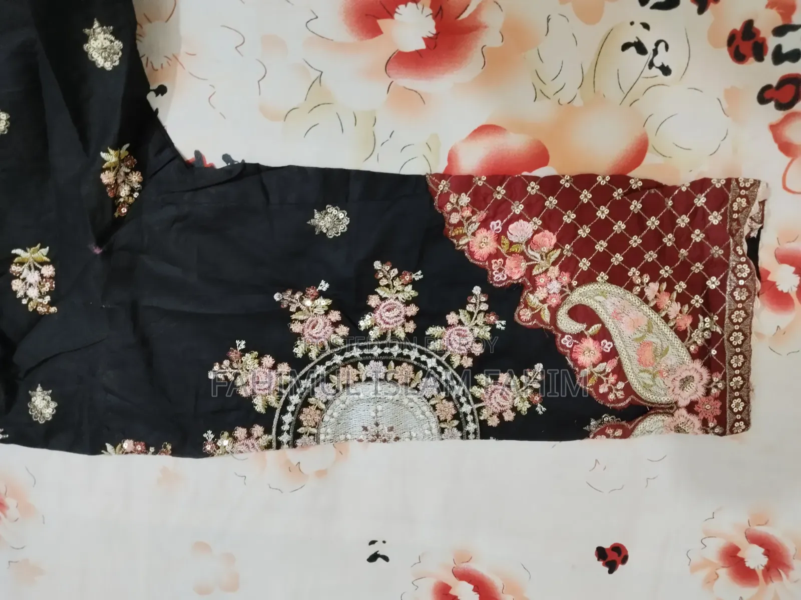বিকிரியের জন্য থ্রি পিস পোশাক