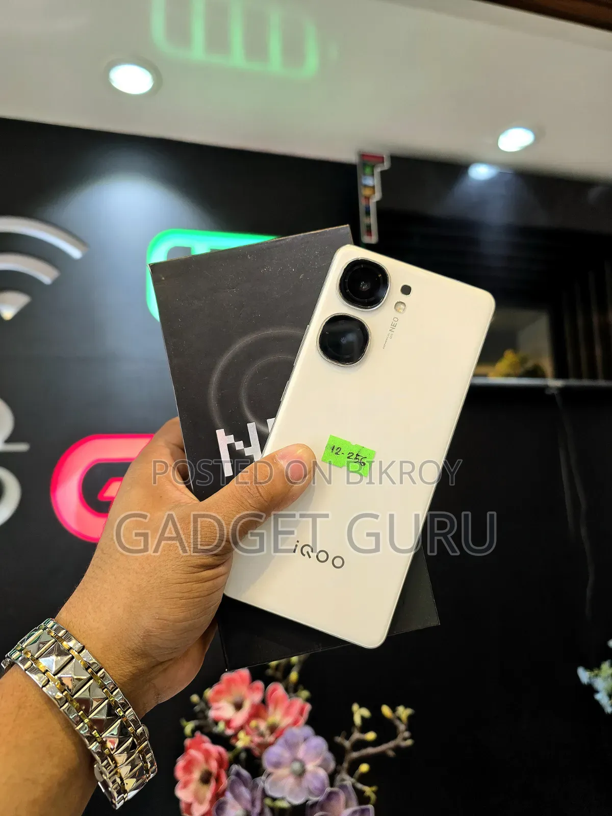 আইকিউওও ২৫৬ জিবি সাদা