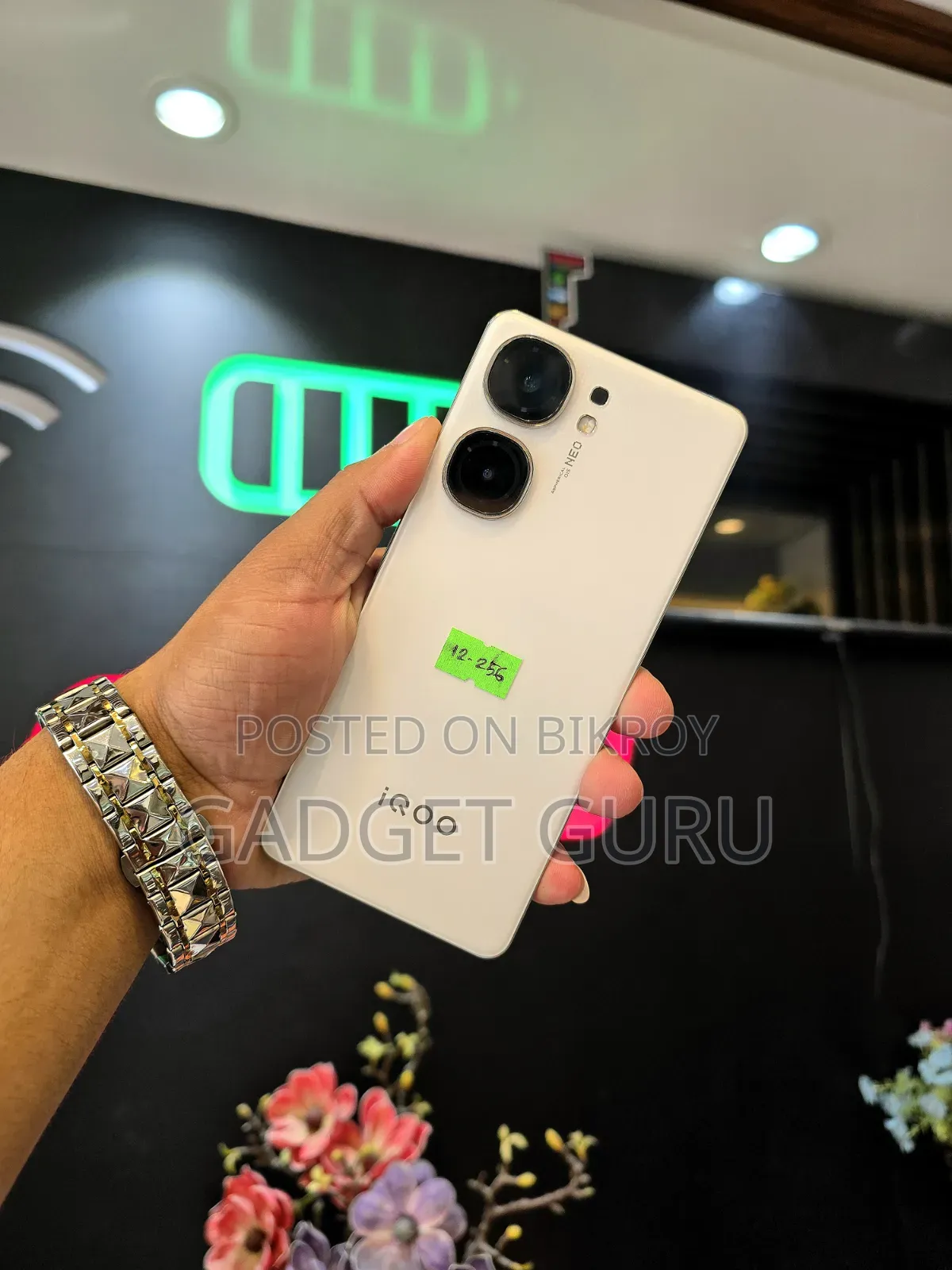 আইকিউওও ২৫৬ জিবি সাদা
