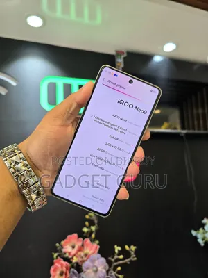 আইকিউওও ২৫৬ জিবি সাদা