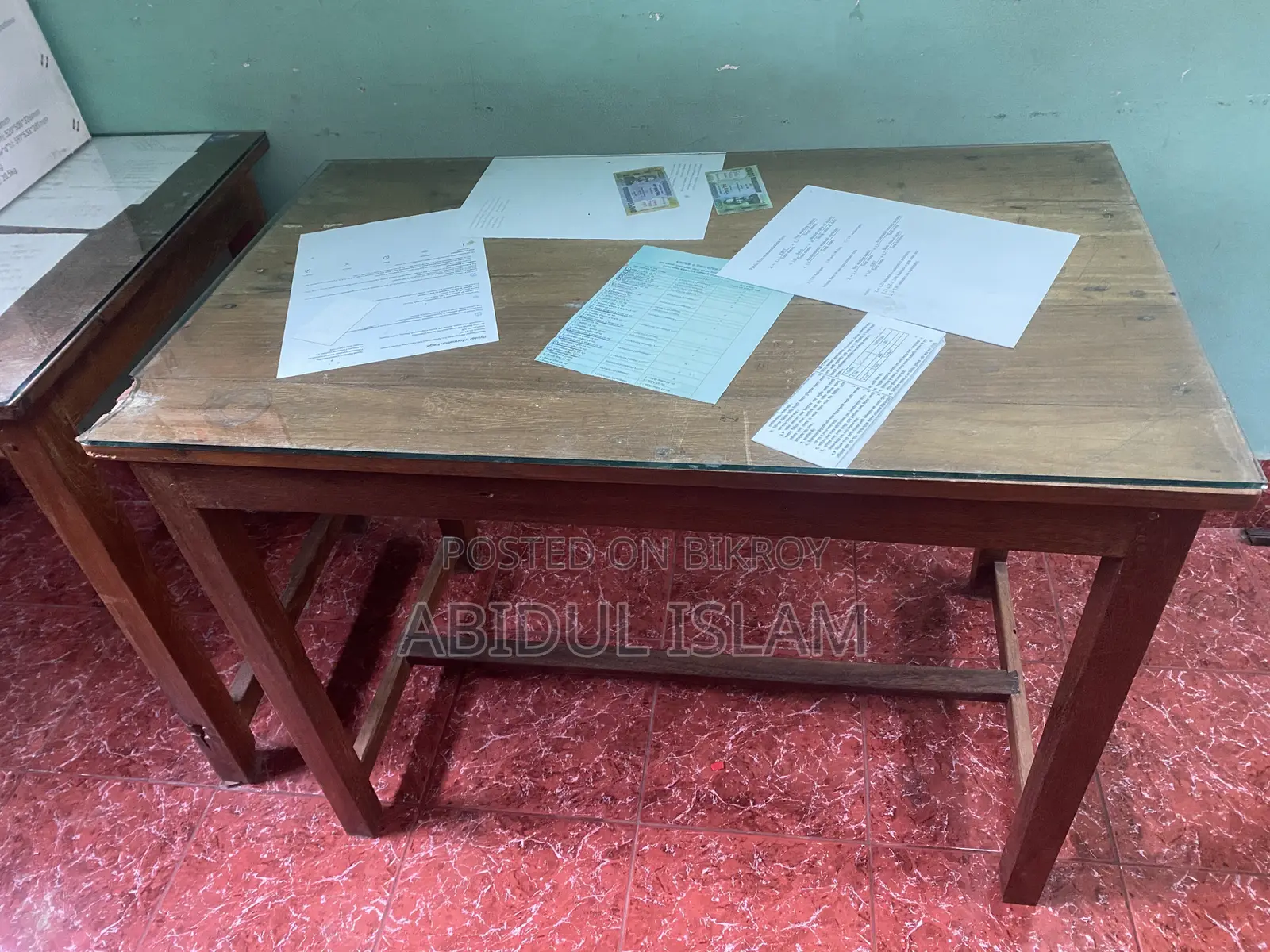কাঠের টেবিল ও কম্পিউটার টেবিল