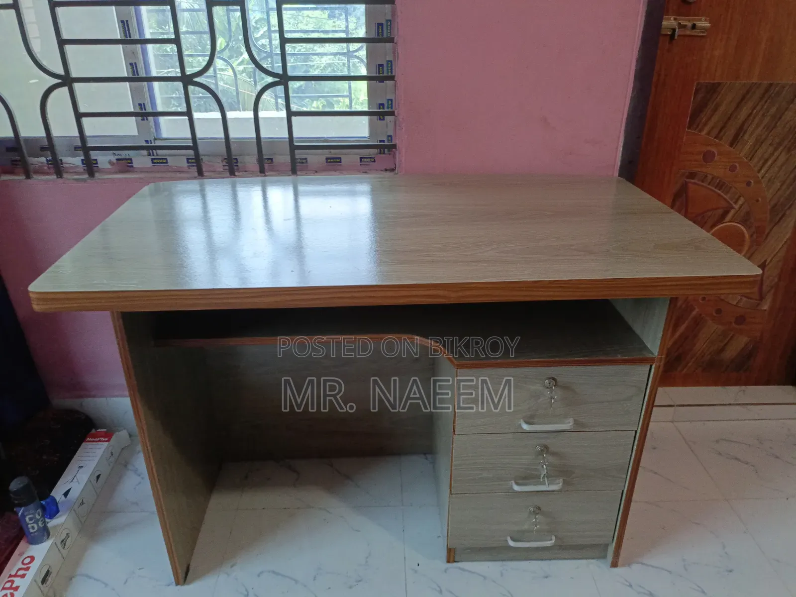 টেবিল বা অফিস ডেস্ক