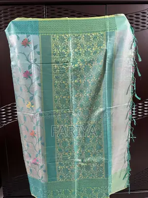 ব্লাউজ পিস সহ শাড়ি