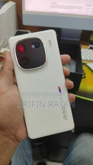 আইকিউওও ১২ ৫১২ জিবি হোয়াইট