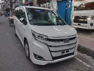 টয়োটা নোহা ১.৮ এফডব্লিউডি হাইব্রিড (৭ সিটার) ২০২১ পার্ল