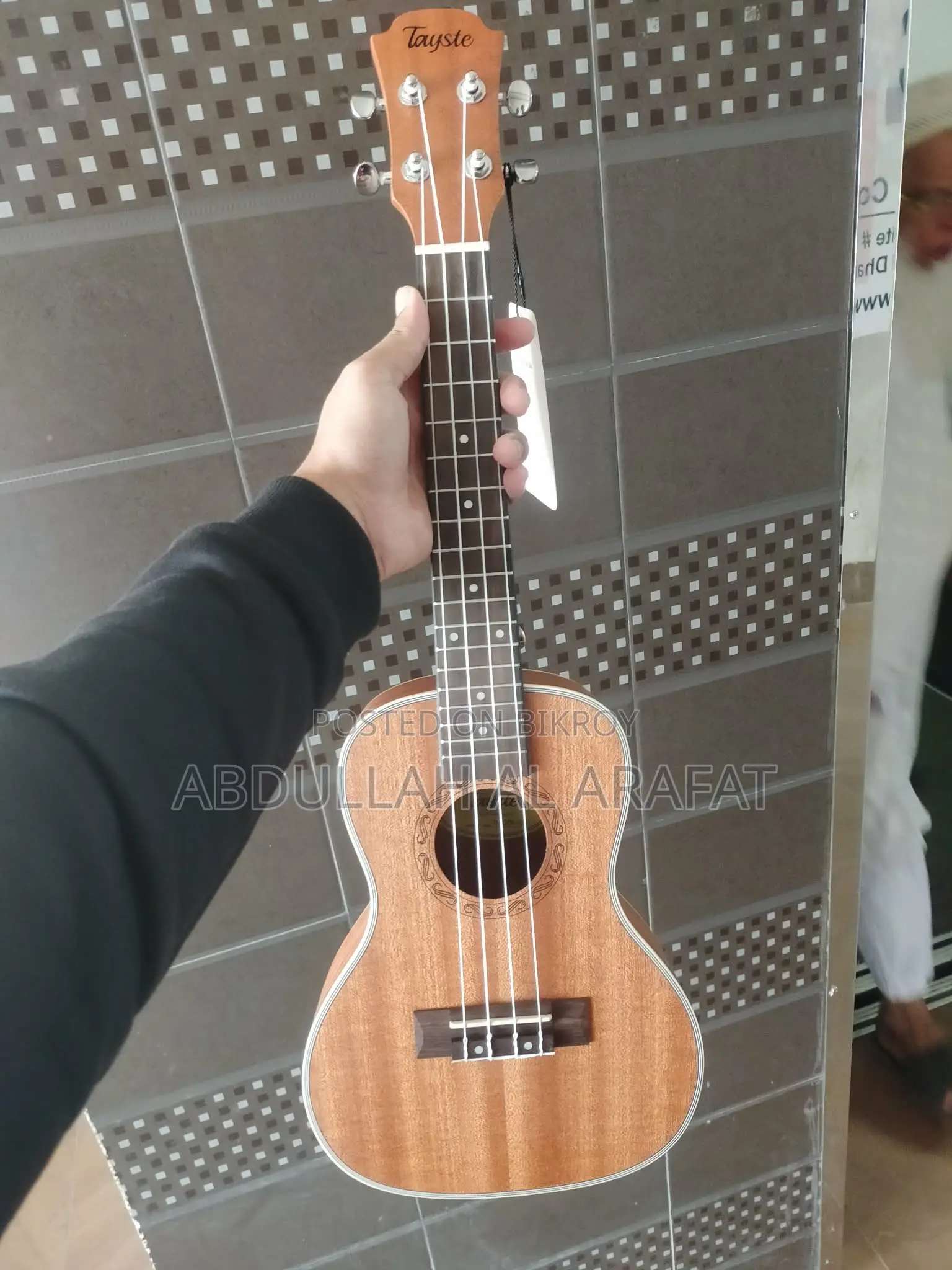 Tayste TUK200-24 24-Inch Concert Ukulele. Pig