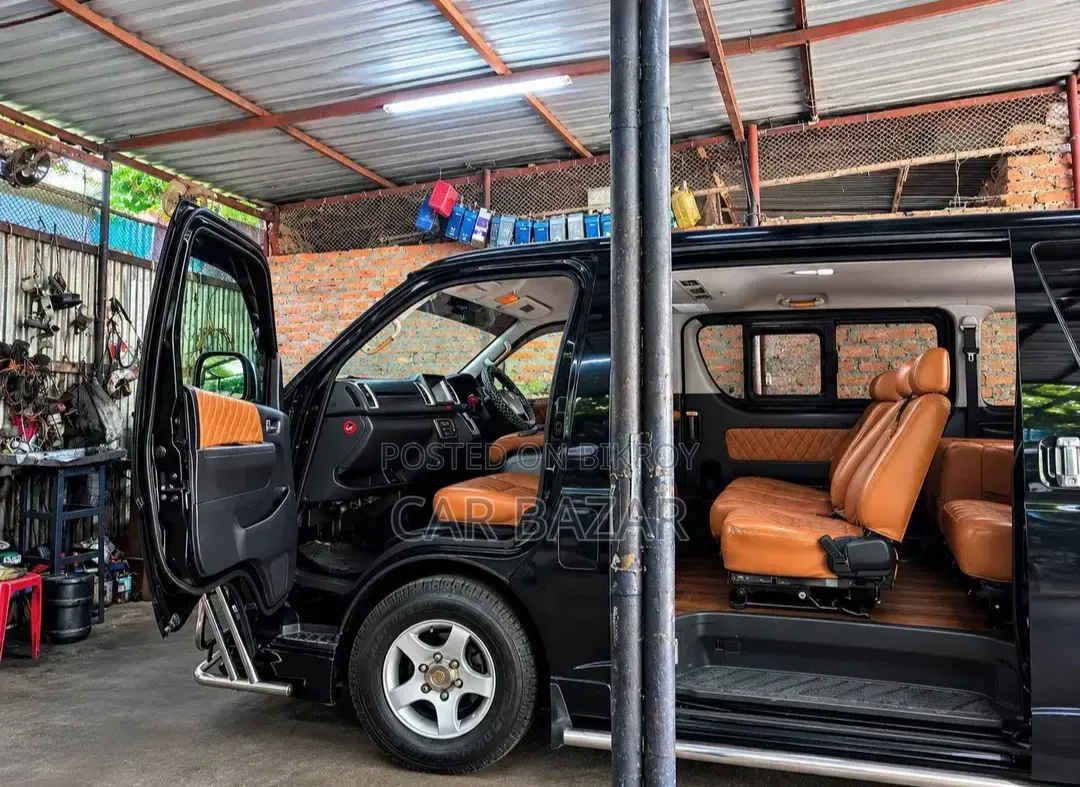 Toyota HiAce 2014 Black