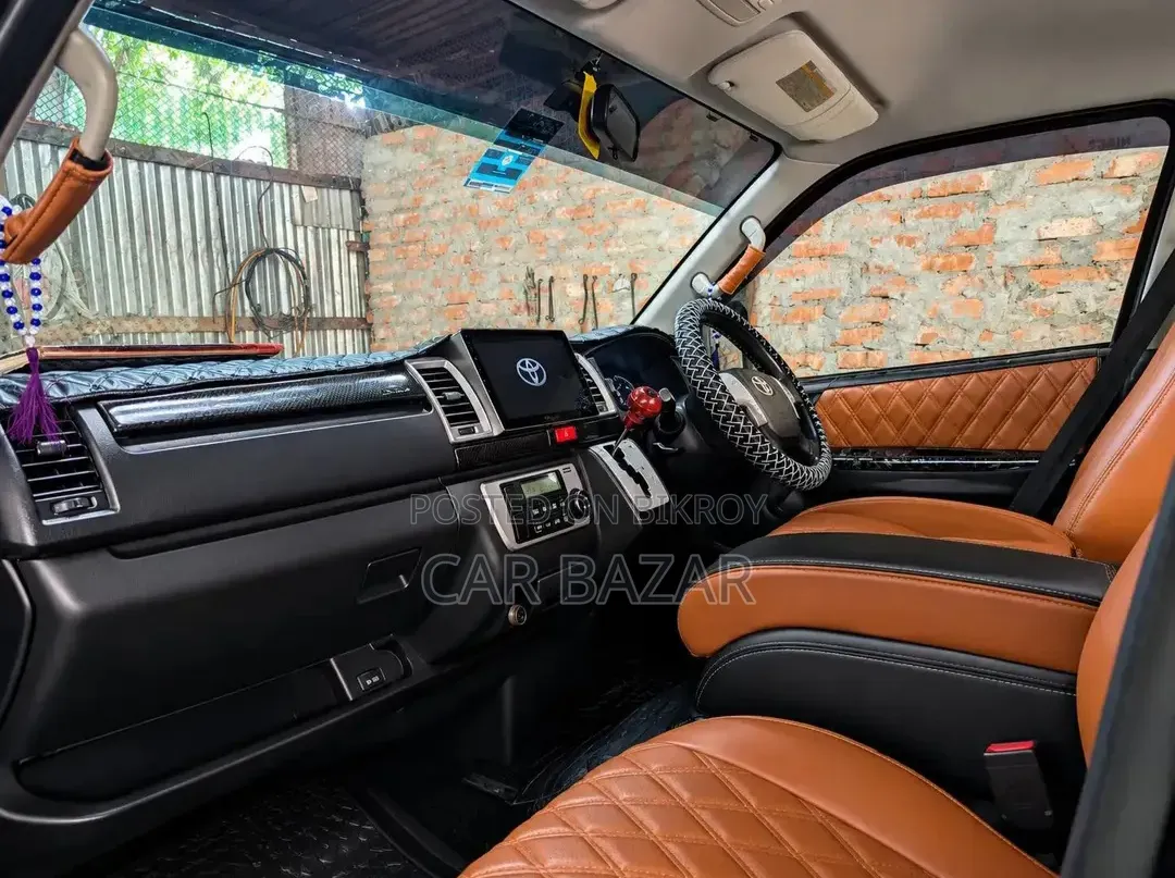 Toyota HiAce 2014 Black
